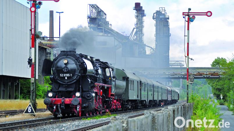 Die Dampflok mit ihrem Zug in der Haltestelle Sulzbach-Rosenberg Hütte, als noch einige Bauten der Maxhütte vorhanden waren. Bild: Hans Peter Pairan/exb