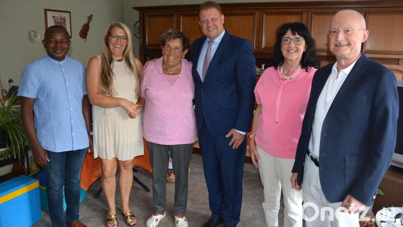 Bestens gelaunt waren (von links) Pfarrvikar Luke Eze, Schwiegertochter Ursula, Jubilarin Renate Zintl, Bürgermeister Stefan Grillmeier, Schwiegertochter Helene Beier mit Ehemann und Sohn der Jubilarin, Dr. Reinhard Zintl. Bild: jr