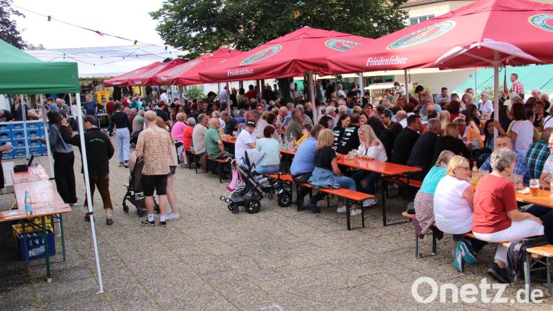 Mit neuer Ausrichtung war das 41. Plößberger Bürgerfest am Samstag ein voller Erfolg. Nicht nur die Plößberger, sondern Besucher aus allen Gemeindeteilen genossen das ideale Festwetter, das schöne Ambiente und die kulinarischen Angebote. Bild: prh