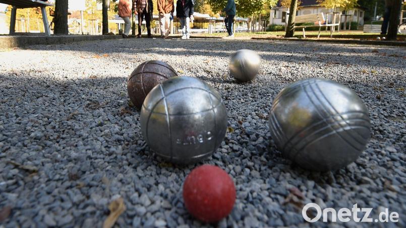 Der BSV Weiden war mit zwei Mannschaften bei der Pétanque-Bezirksmeisterschaft. Symbolbild: Holger Hollemann/dpa