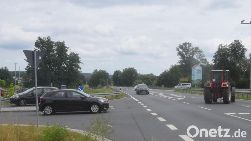 An der Kreuzung bei Etzenricht treffen täglich 9600 Fahrzeuge, davon 750 Lastwagen, aufeinander. Fahrradfahrer sind nicht erfasst. Bild: fz