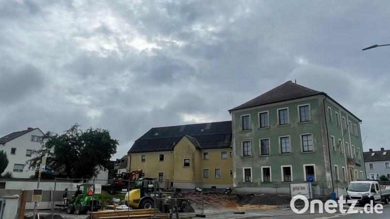 Nicht nur der Parkplatz &quot;Pressath-Nord&quot;, auch der gesamte ehemalige Klostergarten und in Kürze auch der Eingangsbereich vor dem Haus der Heimat sind von den Baumaßnahmen betroffen. Bild: bod