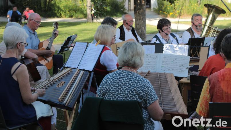 Bei der Serenade im Maltesergarten spielten diese Mal der Zitherclub 1893 &amp; die Blechernen Sait´n. Bild: Wolfgang Steinbacher