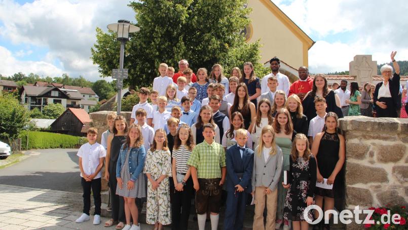 Die 43 Firmlinge aus der Pfarreiengemeinschaft Johannisberg vor der Pfarrkirche St. Martin in Wutschdorf. Bild: Ina Piehler