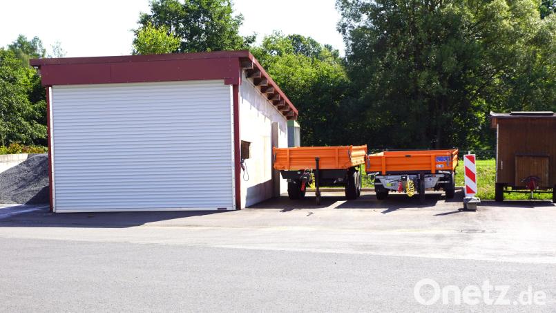 Der Platz neben der bestehenden Unterstellhalle wird überdacht damit die beiden dort stehenden Kipper nicht länger der Witterung ausgesetzt sind. Bild: bkr