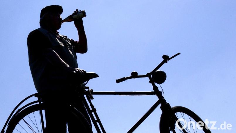 Knapp hinter der Landkreisgrenze von Amberg-Sulzbach auf dem Gemeindegebiet von Vorra im Nürnberger Land verletzte sich ein Radfahrer schwer beim Zusammenstoß mit einem anderen Radfahrer. Ob Alkohol eine Ursache gewesen sein könnte, lässt die Polizei prüfen. Symbolbild: Patrick Pleul