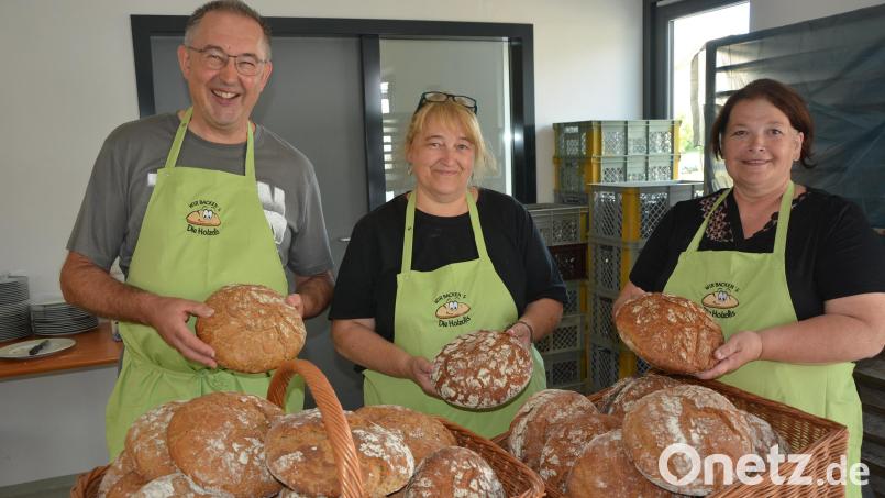 Stolz präsentieren Alfons Schnurrer, Brigitte Meyer (Mitte) und Rosa Schmeller die gebackenen Bauernbrote. Bild: jr