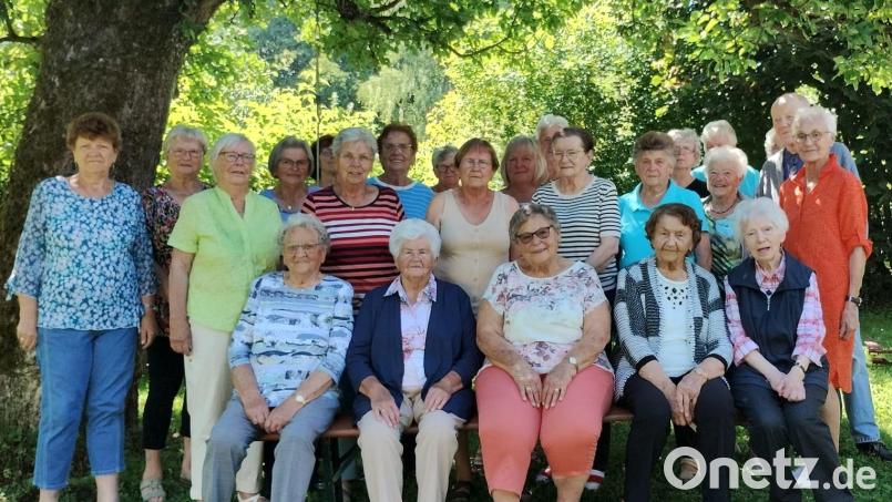 Die Reuther Senioren beim Gruppenbild im Garten der Zoiglstube Letten. Bild: D. Höcht/exb