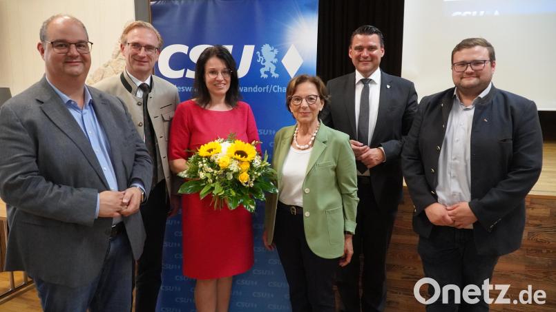 Martina Englhardt-Kopf wird von den Schwandorfer Kreisvertretern einstimmig als Direktkandidatin für Berlin nominiert. Bild: Fabian Borkner/exb