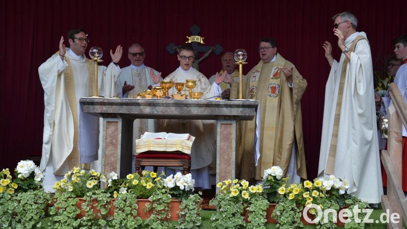 Primiziant Michael Steinhilber (Mitte) hielt seinen Primizgottesdienst auf dem Dorfplatz in Etzgersrieth. Bild: gi