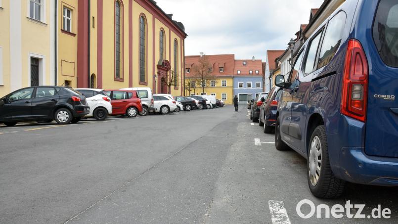 Der Paulanerplatz in Amberg. Er ist seit der Kanalsanierung dort ein lieblos gestalteter Parkplatz in einer historischen Altstadt. Archivbild: Stephan Huber