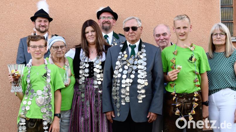 Hans Biersack (Vierter von rechts) ist der neue Schützenkönig der Schützengesellschaft &quot;Falkenhorst&quot;; Simon Götz wurde Jungschützenkönig (links) und Daniela Dotzler Schützenliesl. Bild: rgr