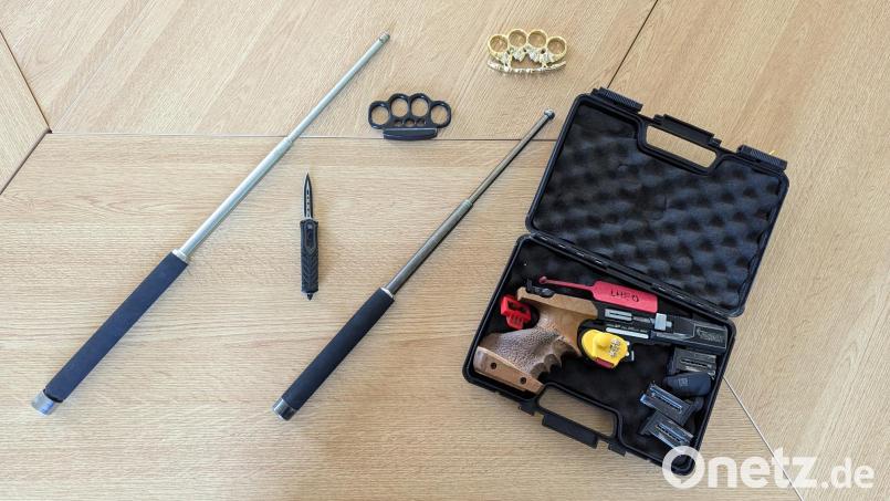 Bundespolizei Waidhaus: Drei Haftbefehle, verbotene Waffen und ein Schlagring in der Unterhose Bild: Bundespolizei/exb