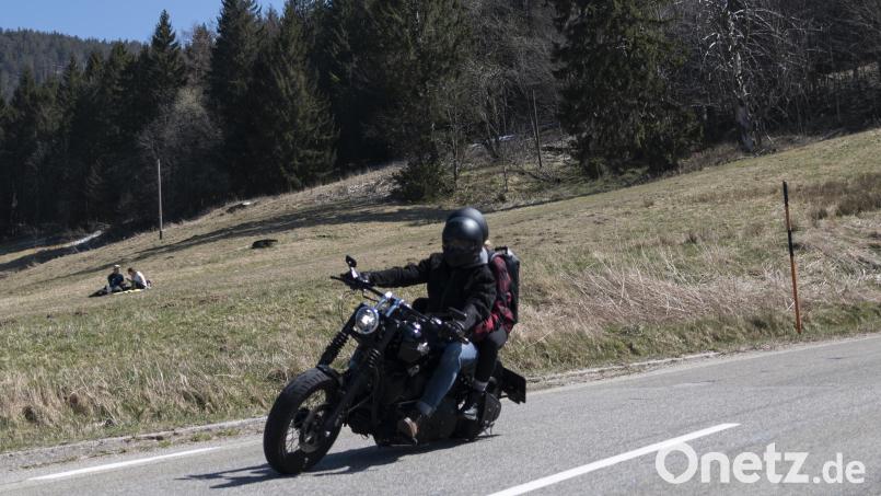 Bei Ursensollen zwischen Viehberg und Weiherzant wurde ein Motorradfahrer – hier ein Symbolbild – aus Amberg bei einem Unfall schwer verletzt. Symbolbild: Patrick Seeger/dpa