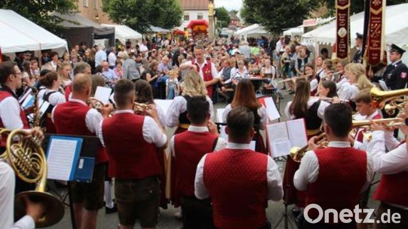 Brechend voll ist der Winklarner Marktplatz beim Bürgerfest am Samstag und Sonntag. Bild: amö