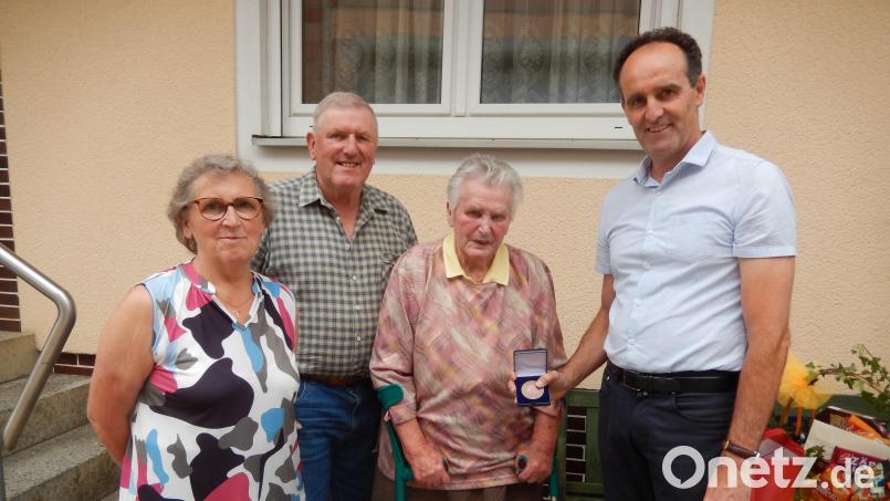 Tochter Renate und Sohn Günter freuen sich mit der Jubilarin Kuni Pilhofer über den Geburtstagsbesuch von Bürgermeister Hans-Jürgen Strehl (von links). Bild: Werner Renner/exb