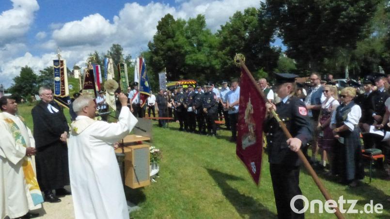 Pfarrer Varghese Puthenchira segnet die neue Fahne der Feuerwehr, die künftig Martin Haller tragen wird. Links Pater Prince Kalarimuryil und Pfarrer Marcio Trentini. Bild: bk