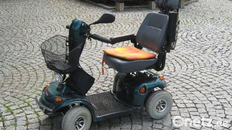 In Hahnbach ist ein Senior mit seinem Krankenfahrstuhl umgekippt. Symbolbild: picture alliance/dpa/Polizei Forchheim