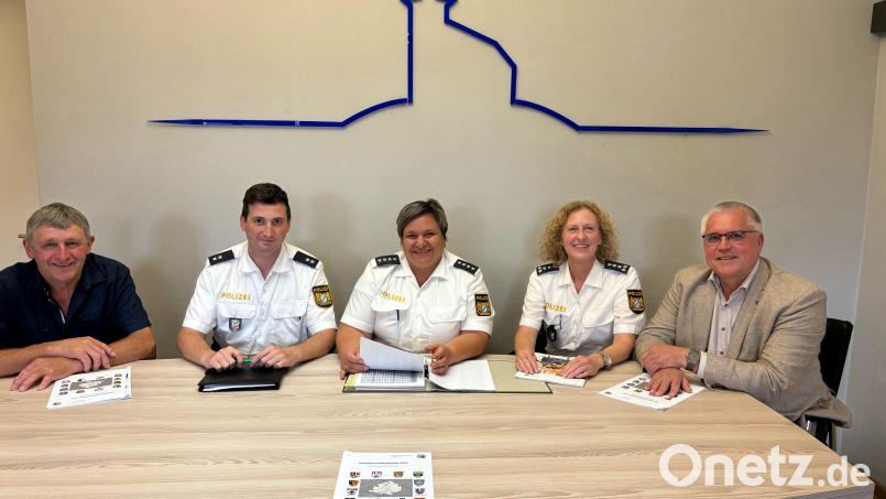 Josef Prechtl (links) und Richard Tischler (rechts) werden über die Straftaten und das Verkehrsunfallgeschehen im Jahr 2023 informiert. Dazu kommen (von links) Polizeioberkommissar Markus Bruckmeier, Polizeihauptkommissarin Marion Zenger und Erste Polizeihauptkommissarin Sabine Roidl von der Polizeiinspektion Nabburg ins Pfreimder Rathaus. Bild: Wolfgang Wöhl/exb