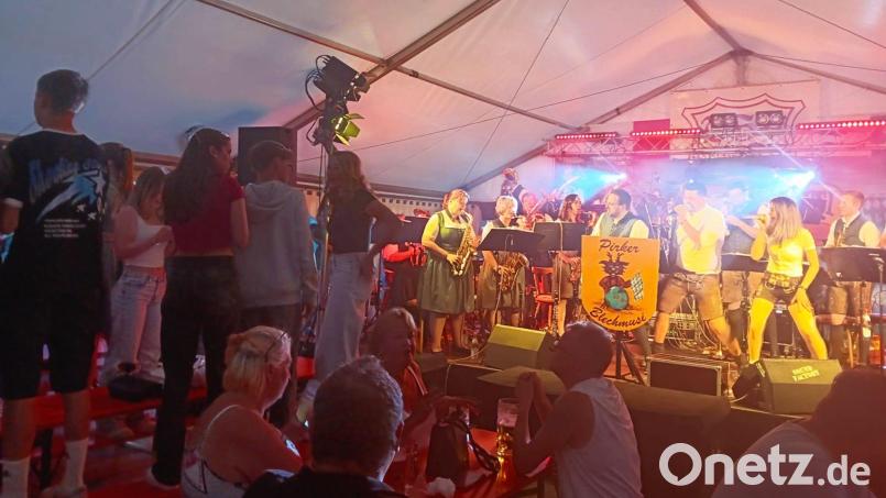 Top-Stimmung am Montagabend mit der Pirker Blechmusi. Es wurde auf Tischen und Bänken mitgesungen und geschunkelt. Bild: fpoz