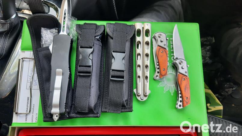 Messer, Schlagstock, Elektroschocker: Die Bundespolizei Waidhaus stellt häufig verschiedenste verbotene Waffen sicher. Bild: Bundespolizei Waidhaus/exb