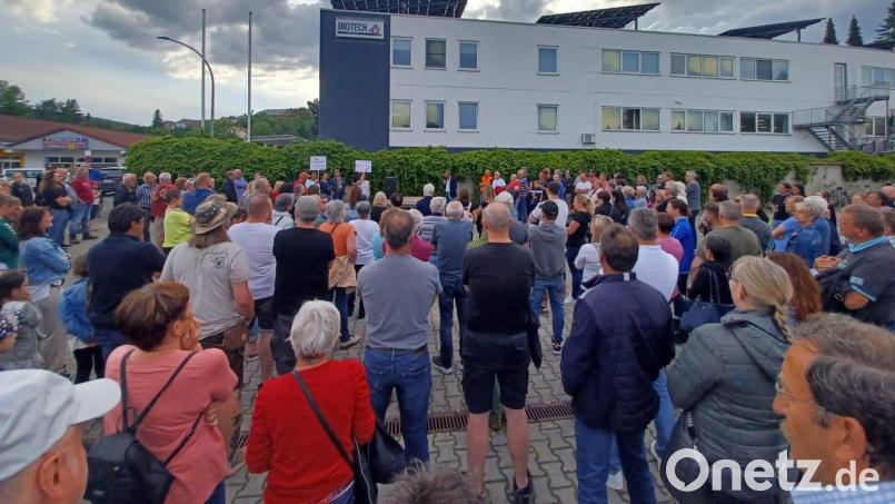 200 bis 250 Bürger demonstrieren am Mittwochabend gegen die geplante Sammelunterkunft für Geflüchtete. Bild: Christopher Schmal