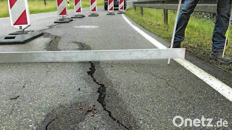 Die &quot;Schwabkurve&quot; bei Schwandorf ist derzeit einseitig gesperrt. Aber Durchfahrtsverbote aus Sicherheitsgründen sind bei Fortschreiten der Schäden nicht auszuschließen. Bild: Landratsamt Schwandorf/exb