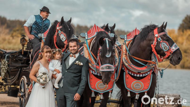 Vier Kaltblüter im Festtagsgeschirr zogen die Hochzeitskutsche von Stefan und Andrea Wölker, hier mit ihrer gemeinsamen Tochter. Auf dem Kutschbock saß Albert Graf. Bild: Theresa Greil/exb