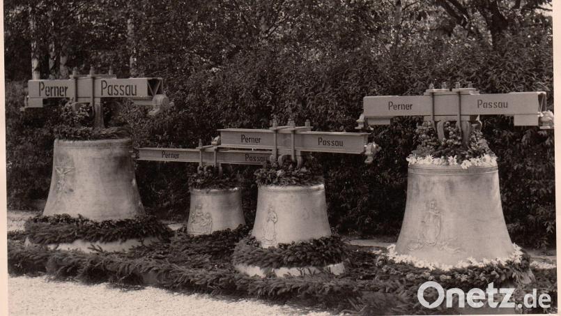 Am 5. Juni 1964 wurden von der Glockengießerei Perner in Passau die vier neuen Glocken der Pfarrkirche gegossen und am 12. Juli 1964 von Domkapitular Georg Häglsperger geweiht. Bild: Archiv der Pfarrei St. Konrad/exb
