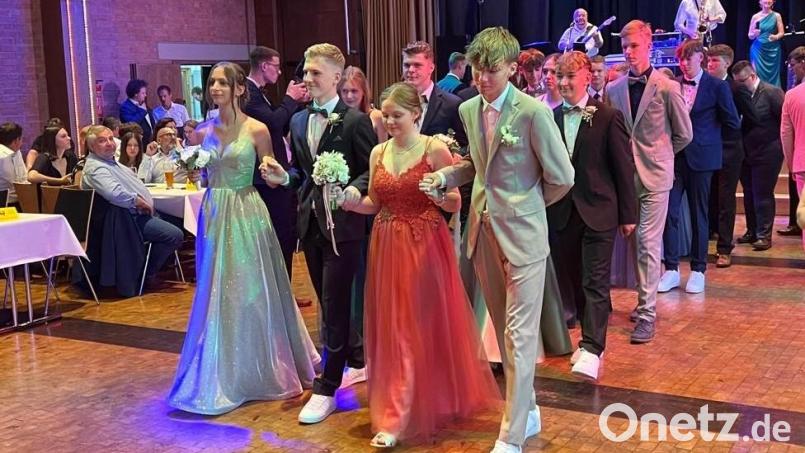 „Alles Walzer!“ beim Abschlussball der Staatlichen Realschule Vohenstrauß Bild: Sabine Karl