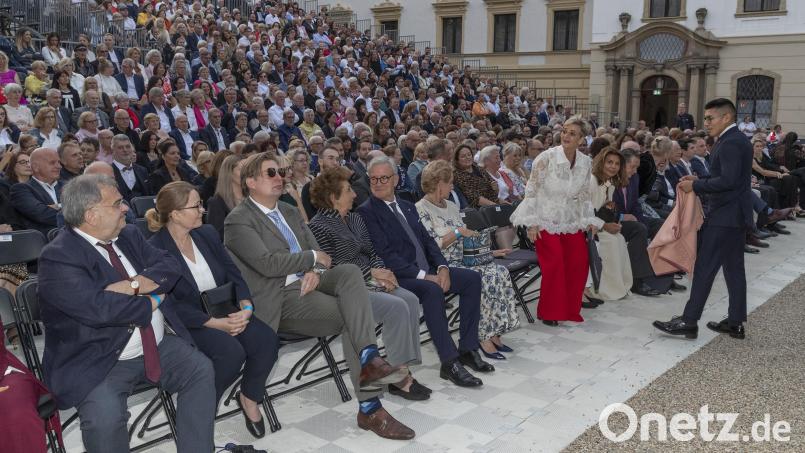 Maximilian Krah (Dritter von links), AfD-Europaabgeordneter, ist ein „persönlicher Bekannter“ von Fürstin Gloria (Siebte von links). Archivbild: www.altrofoto.de