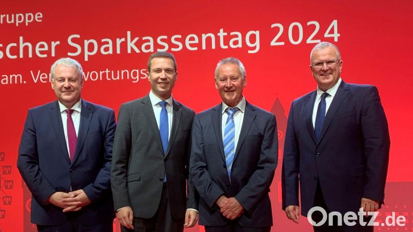 Von links: Zweiter Verbandsvorsitzender Richard Reisinger, Sparkassenverbandspräsident Matthias Dießl, Erster Verbandsvorsitzender Thomas Jung und Sparkassenverbandsvizepräsident Stefan Proßer. Bild: Larissa Gmeinwieser