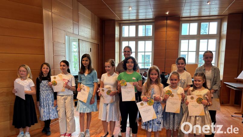 Beim Klassenvorspiel der Franz-Grothe-Schule wird das musikalische Talent der jungen Musikerinnen in den Vordergrund gestellt. Sie freuen sich im Anschluss daran über Urkunden. Bild: Franz-Grothe-Schule/Fachlehrkraft Veronika Zinner/exb