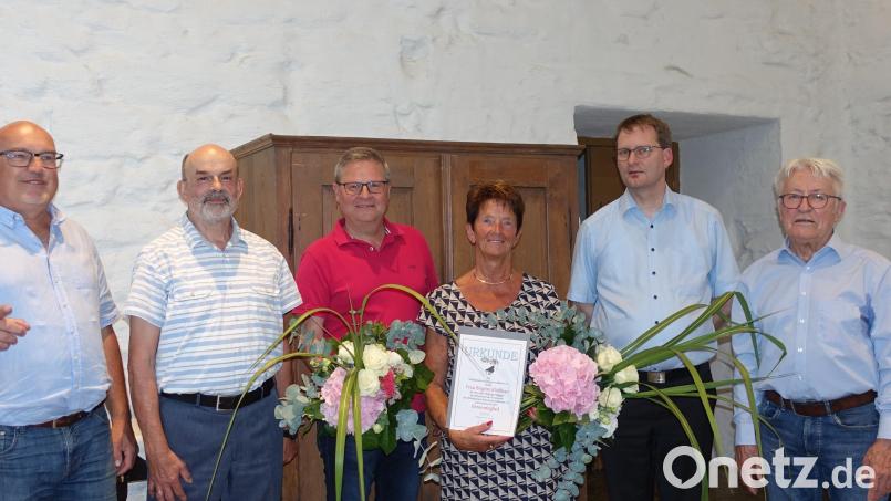 Bürgermeister-Vertreter Bernhard Lux (von links) mit den Vorstandsmitgliedern Johannes Röttges und Paul Zrenner sowie Helmut Manske und Andreas Sagstetter (von rechts). In der Mitte Brigitte Kliebhan, die nach 40 Jahren als Zweite Vorsitzende zum Ehrenmitglied ernannt wurde. Bild: Waldsassener Kammermusikkreis/exb