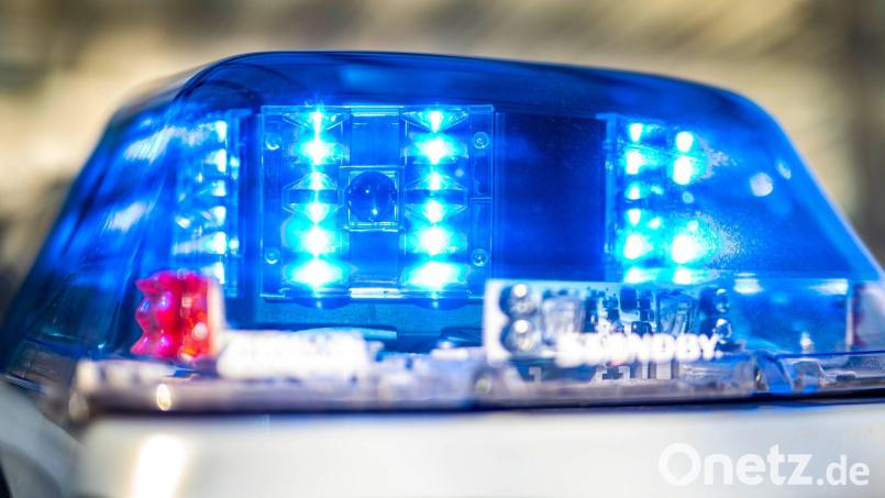 Auf der Bundesstraße 85 sind zwei Motorradfahrer mit einem Auto zusammengestoßen. Symbolbild: David Inderlied/dpa