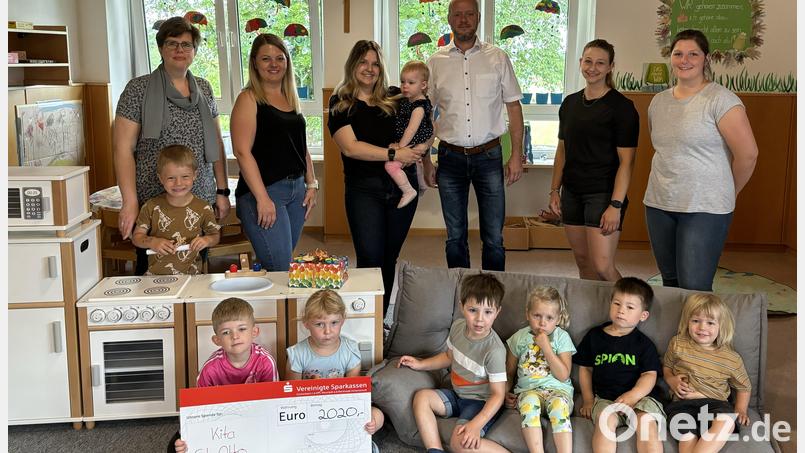 Die Spendenübergabe (von links) Sabine Fillinger, Lena Berger, Sarah Holl, Peter Kappl, Anna Gall und Johanna Schneider. Bild: Heike Schlossarek/exb