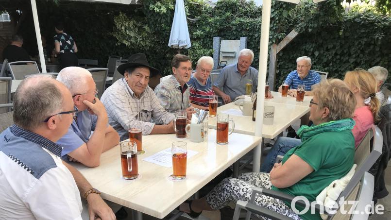 Gemütlich, aber auch ernsthaft, waren das Treffen und die Gespräche in Ritters Biergarten. Coco Aquino (Dritter von links) schilderte dabei seinen Hahnbacher Unterstützern die Umstände und Schwierigkeiten in seinem Heimatland Bolivien. Bild: mma