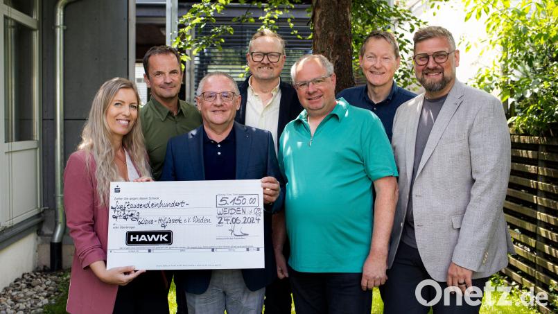 Eine Spende über 5150 Euro erhalten die Lions von Vantage Film. Von links: Sabine Schlosser und Wolfgang Bäumler, Lions-Hilfswerk-Vorsitzender Elmar Baumer, Harald Märtin und Elmar Grosser, Peter Märtin und Bastian Braun. Bild: Vantage Film GmbH/exb