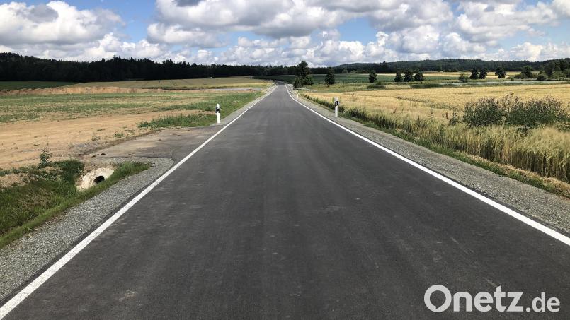 Aus der kurvenreichen Strecke zwischen Triebendorf und Oberteich wurde eine nahezu fast schnurgerade Straße. Einige Kurven blieben aber erhalten. Bild: wro