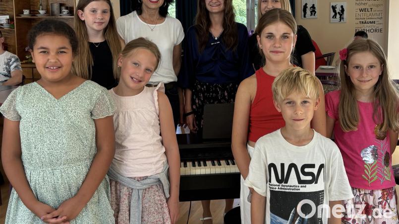 Die Schüler der Musikschule „Fantasie&quot; unterhalten im Maria-Seltmann-Haus. Bild: Anton Schinhammer/exb