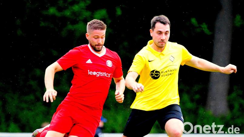 In der Relegation schoss Benjamin Lauton (links) die SpVgg Wiesau noch zum Klassenerhalt in der Kreisliga. Künftig führt er die SG Griesbach/Großkonreuth/Mähring in der Kreisklasse als Spielertrainer aufs Feld. Archivbild: Thomas Schrems