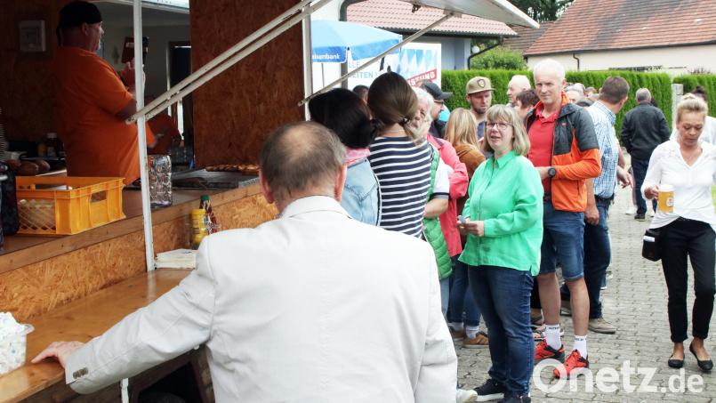 Lange Schlange: Restlos ausverkauft sind am Mittag binnen einer Stunde der Schmankerl- und Entenbraten. Bild: lst/exb