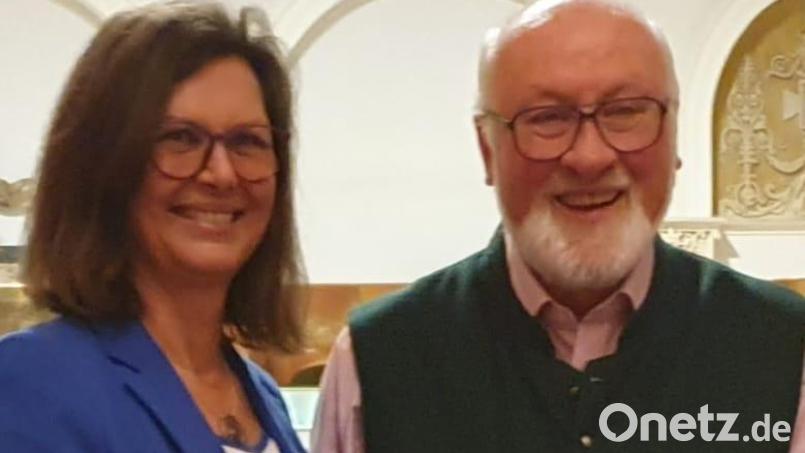Ilse Aigner gratuliert Georg Stahl zum dritten Platz. Bild: mas