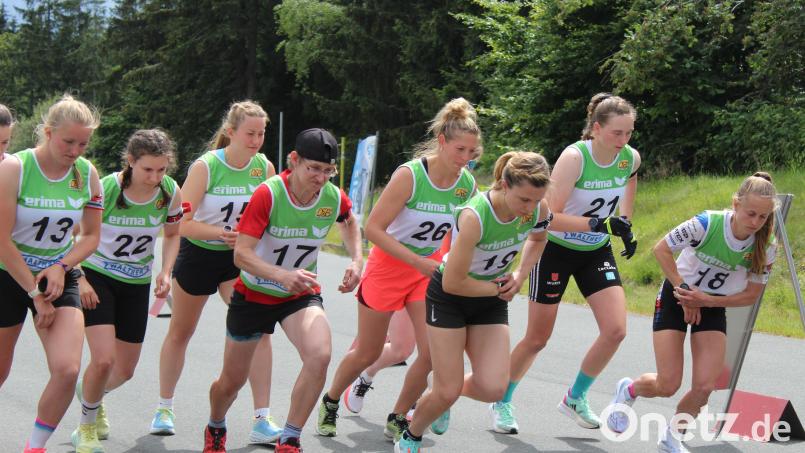 Kerstin Schmidt (Startnummer 17) und Michaela Waldt (Startnummer 26) überzeugten bei den deutschen Meisterschaften im Sommerbiathlon. Bild: Herta Zeiler/exb