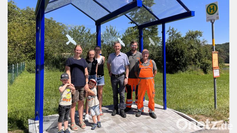 Gerade die Kinder von Stockau freuen sich über das neue Bushäuschen. Bild: Regina Kießling/exb