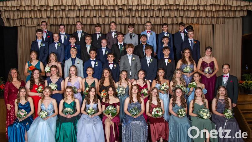 Die Tanzpaare der 9. Klassen der Realschule Auerbach beim Abschlussball mit den Tanzlehrerin Amrei Schauer (links) und Tanzlehrer Jonas Muffler (rechts). Bild: Foto Ott/exb