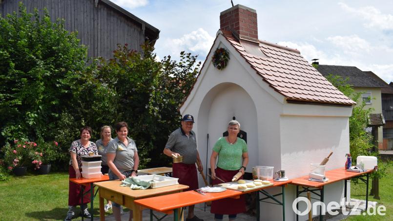 Der Gutenecker Dorfbackofen hat seine Feuertaufe bestanden. Das Backofenteam unter der Leitung von Konrad Beer zauberte allerlei kulinarische Köstlichkeiten, die reißenden Absatz fanden. Bild: bnr