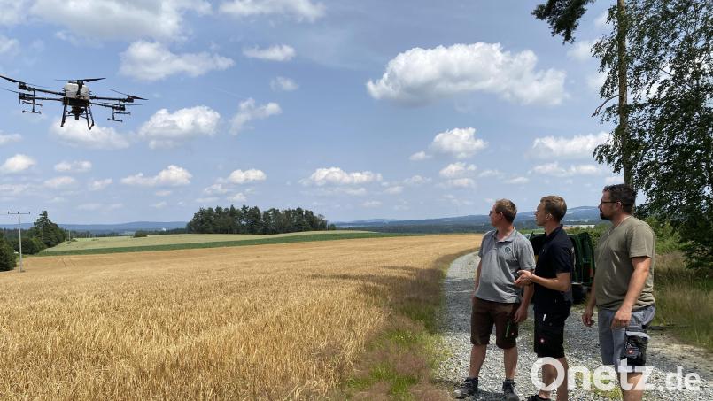 Kevin Weigl, Fabian Rupprecht und Marc Preuß (von links) beobachten den Flug der Drohne. Ohne Bodenverdichtung kann sie Zwischenfrüchte schon vor der Getreideernte aussäen. Bild: Judith Zeitler/exb