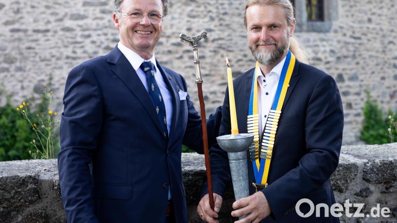 Anton Schatzberger (links) reicht den Staffelstab an André Putzlocher weiter. Bild: Rotary Club Stiftland/exb