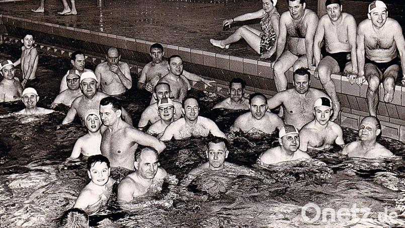 Ein Bild aus den 1950er Jahren, als nur Versehrte im Verein waren und im Hallenbad schwimmen lernten, weil Kriegsverletzungen sie beeinträchtigten. Bild: Birner/exb